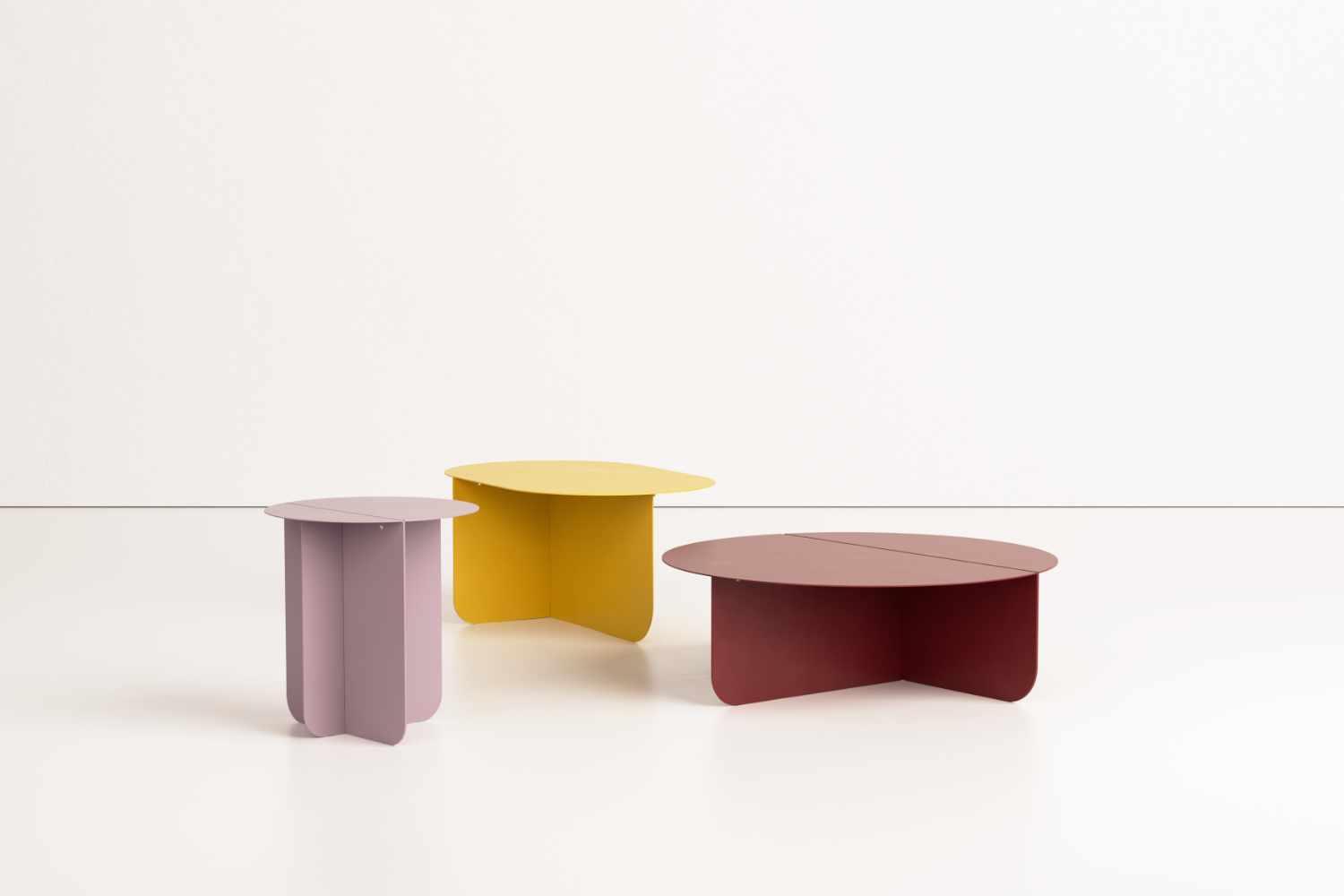 3 salontafels op een witte achtergrond