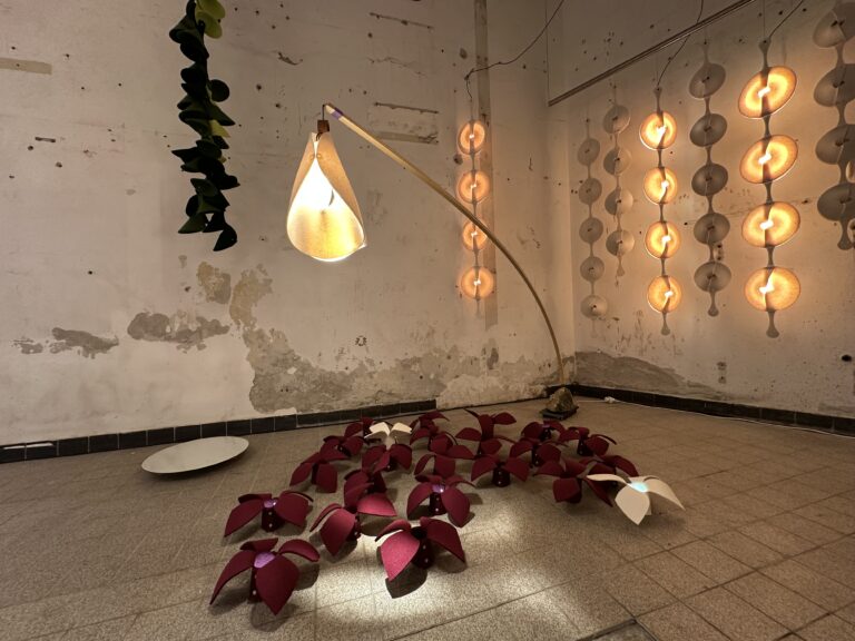 FieldS, the silence designed, ‘Raak me aan’ Voel de zachte huid van vilt. Tastbare warmte voor jouw interieur. Het laat gesprekken fluisterend landen. Verbindt leven weer met zachtheid. Brengt speels esthetiek in de leegte. The silence designed. Dat is FieldS by Marjan Veltkamp FieldS, het merk van Marjan Veltkamp staat voor de S van stilte, sensualiteit, subtiliteit, soul, schoonheid, speels, sierraad, sculpture, samen en de collectie Spring will soon be here. Deze laatste is interessant voor de Biophylic Design community.